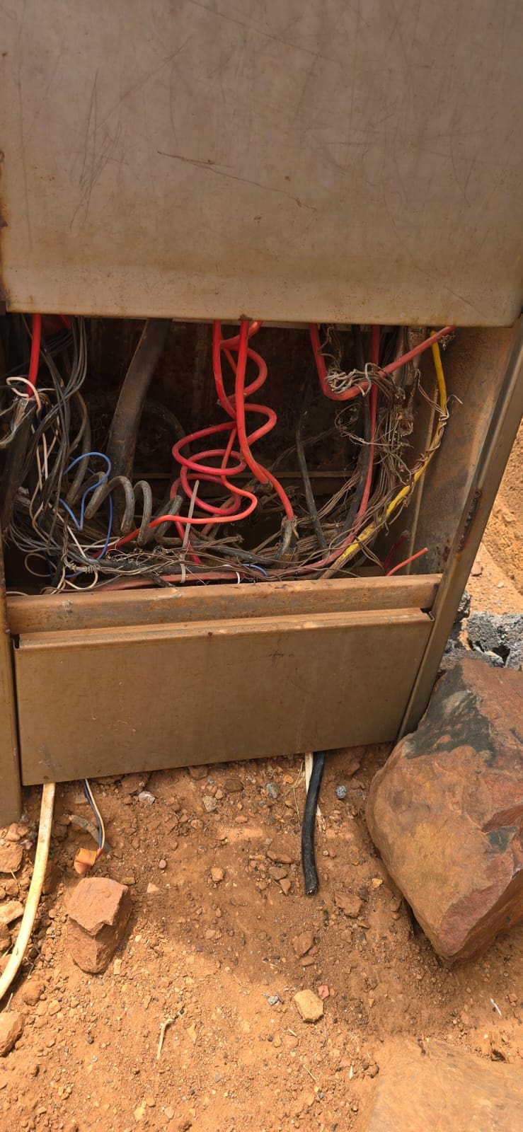 Vigilant residents expose major illegal power connections in Lenasia South