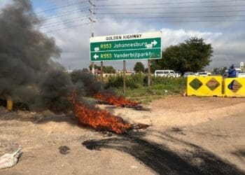 Burning tyres at the Golden Highway as Phum’lamqashi residents strike for access to water ( Image: Viki Stuurman)