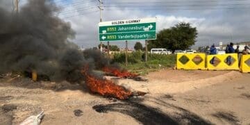 Burning tyres at the Golden Highway as Phum’lamqashi residents strike for access to water ( Image: Viki Stuurman)