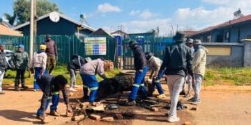 TILBIT Construction workers block the entrance to the construction site (Image: Viki Stuurman)